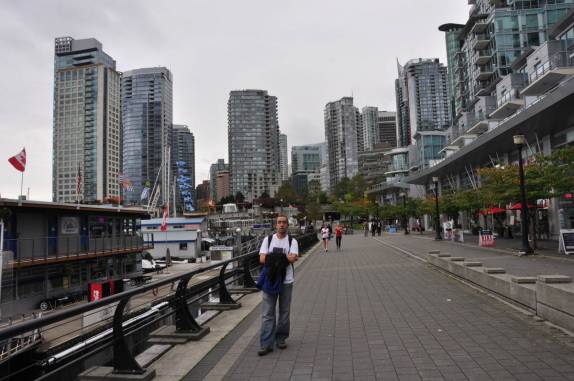 Caminhando pela orla do West End, em Vancouver, no Canadá